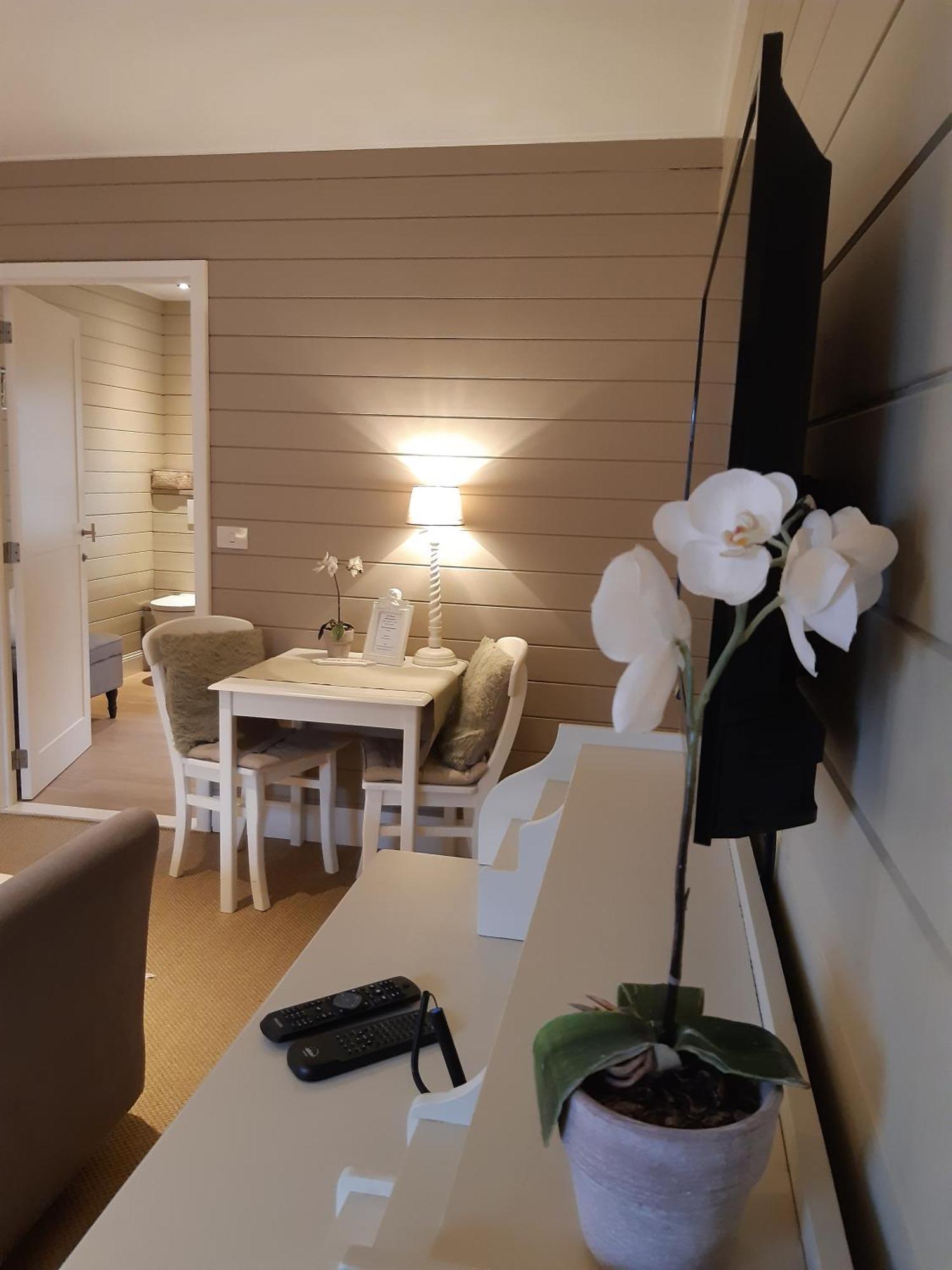 Casa-Cosi, Tourist & Business Suites & Flats With Reserved Parking And Private Terraces In Shared Garden With Seasonal Pool Included, Private Sauna Available Lokeren Eksteriør billede